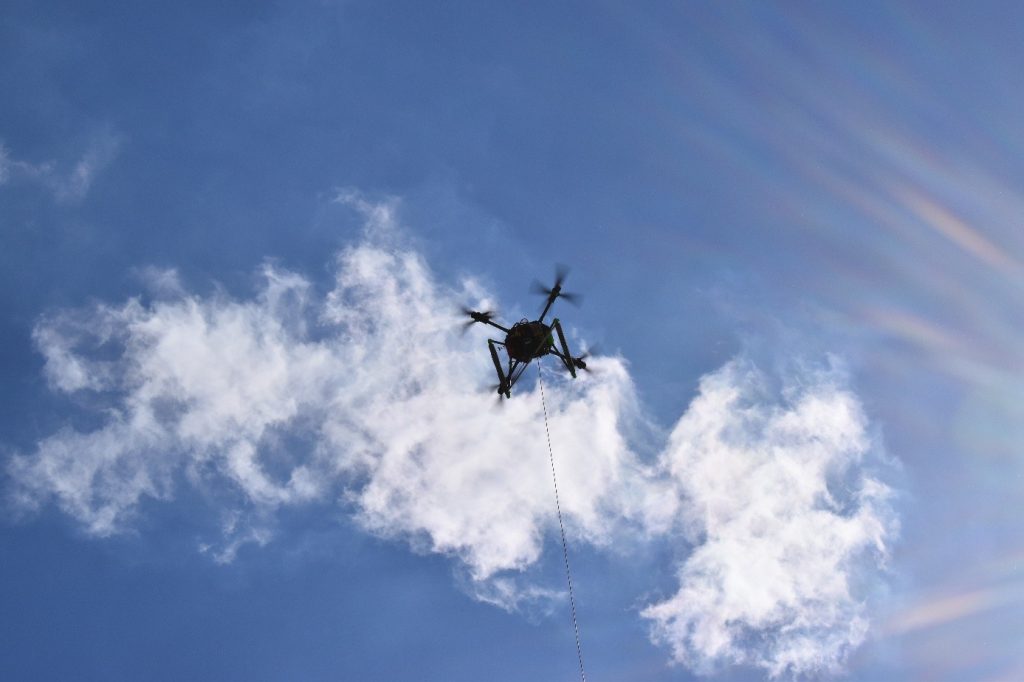 Drohne fliegt über Wolken


